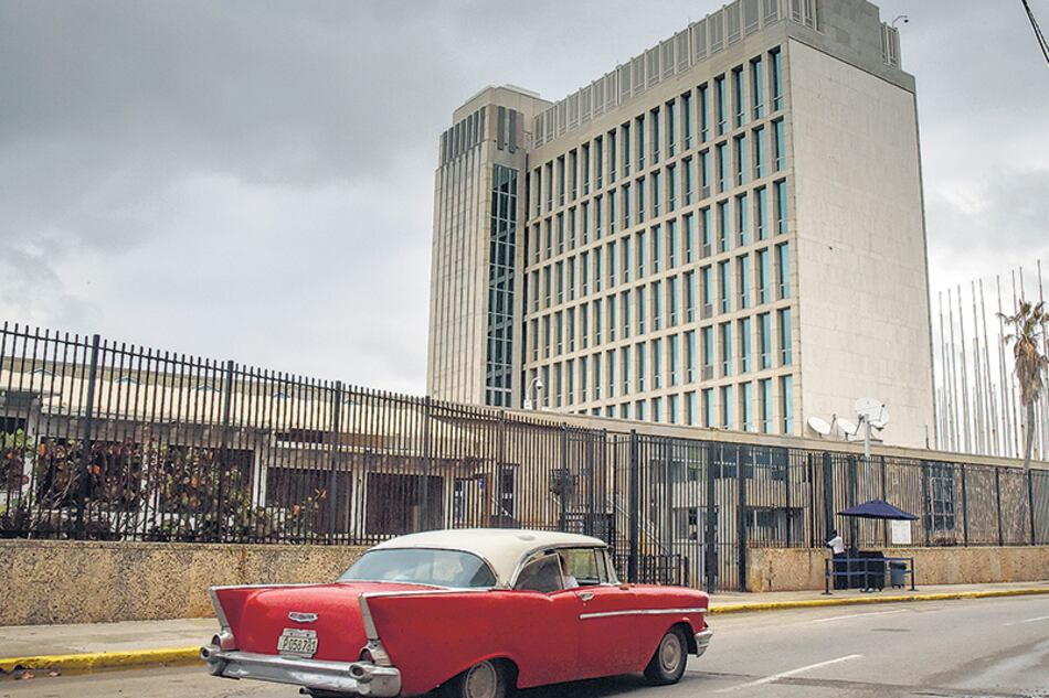 La embajada estadounidense en La Habana, donde diplomáticos sufrieron problemas de salud.