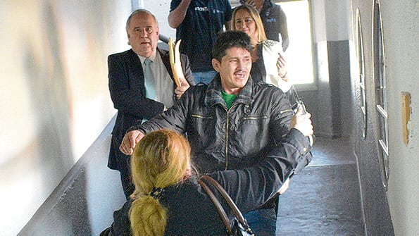 Oyarzún brindó entrevistas televisivas a la salida del tribunal.