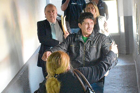 Oyarzún brindó entrevistas televisivas a la salida del tribunal.