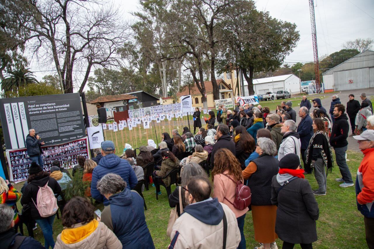 El mes pasado, la Secretaría de Derechos Humanos nacional, la Subsecretaría bonaerense del área y la Municipalidad de La Matanza repusieron las señalizaciones como sitios de memoria de “Puente 12” y “El Banco”.