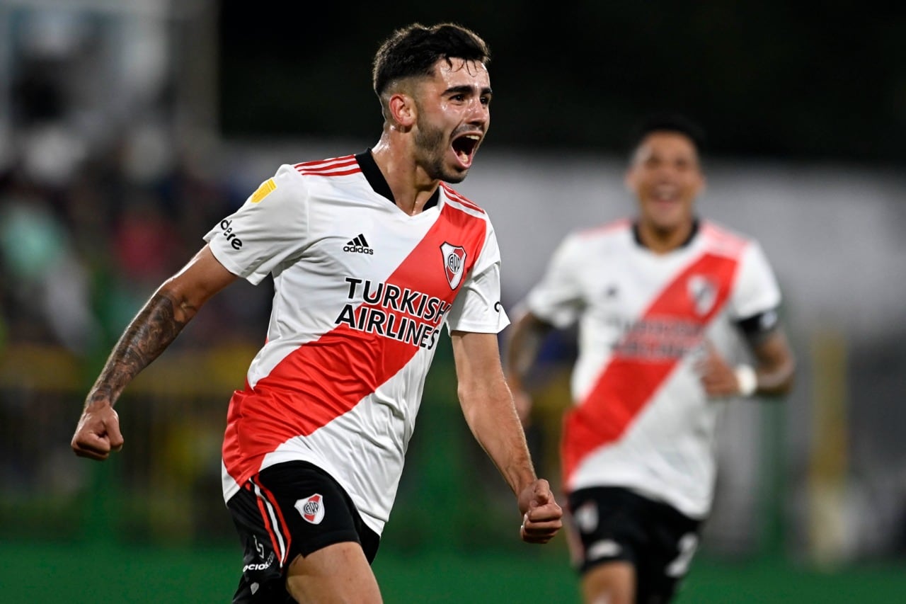 Santiago Simón anotó con clase su primer gol como profesional