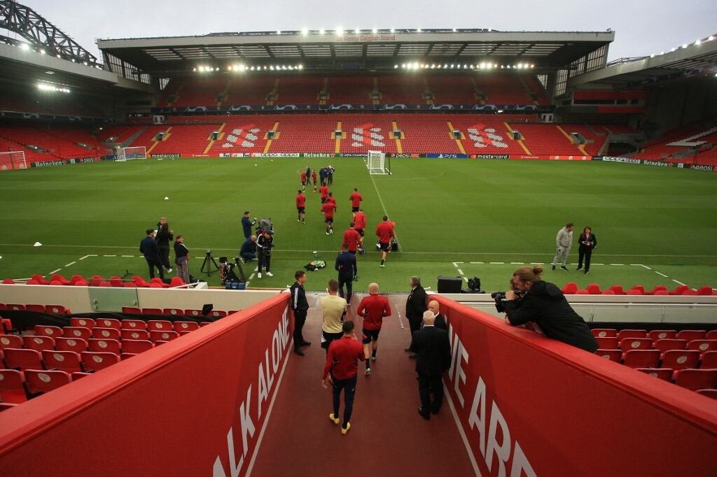 El Ajax sale a probar el campo del estadio de Anfield