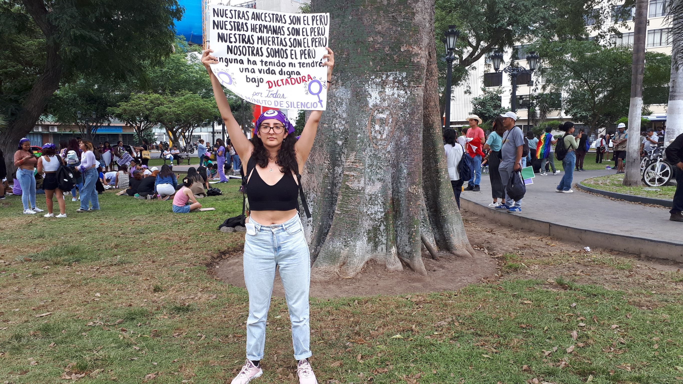 Una mujer levanta un cartel el 11 de marzo, cuando se marchó en Lima por el Día internacional de las mujeres trabajadoras.