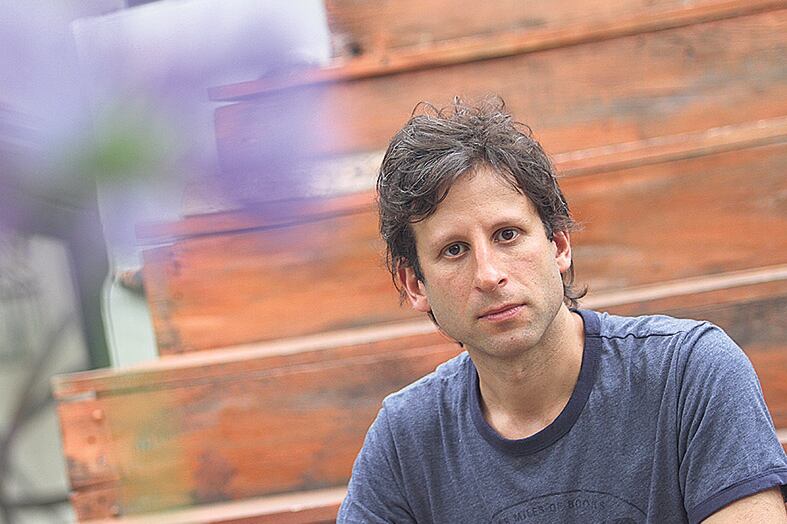 “Para mí la escritura es casi una sola, periodística y de ficción.”