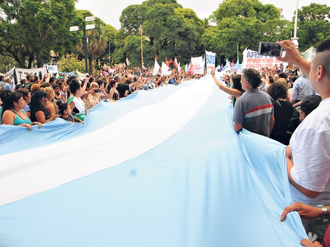 En el Palacio Pizzurno se reunieron organizaciones sociales, sindicatos, académicos y dirigentes políticos. 