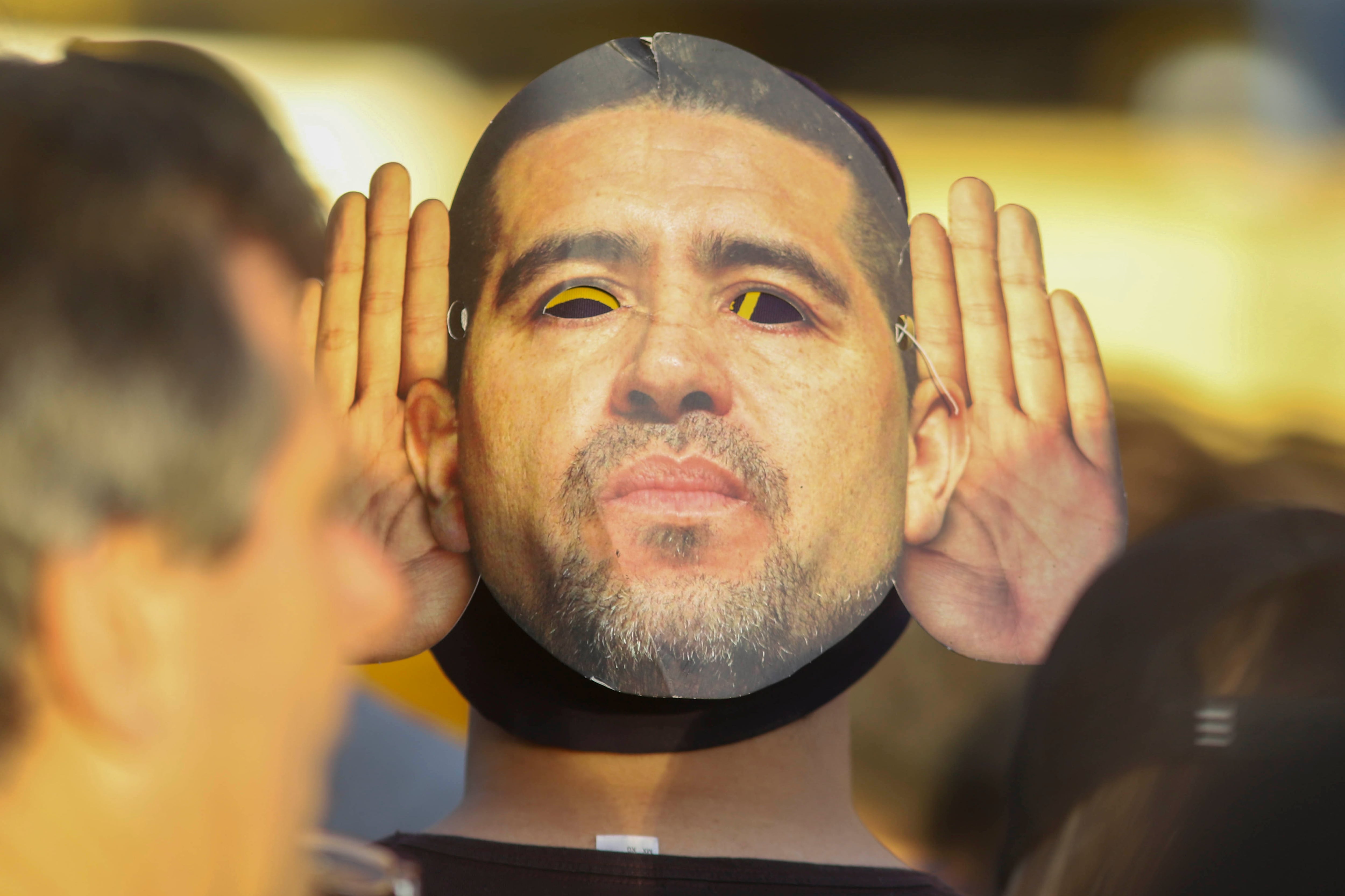 Las caretas de Román que el domingo llevaron los hinchas a las Bombonera.