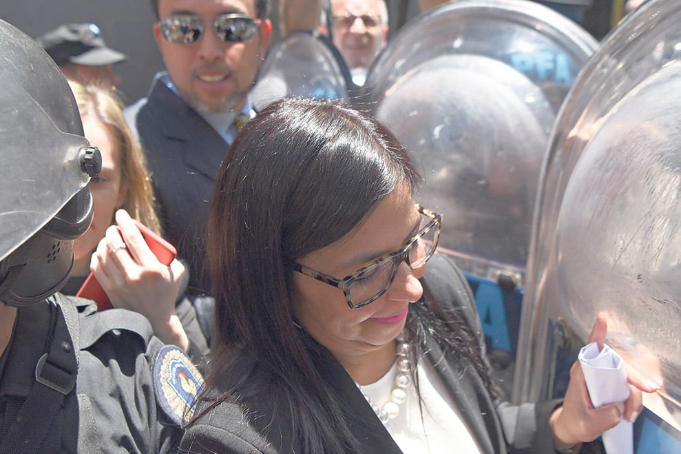 La canciller venezolana Delcy Rodríguez rodeada de efectivos policiales en la entrada del Palacio San Martín donde fue agredida.