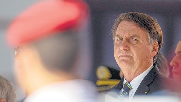 Bolsonaro parece disgustado durante una ceremonia de anteayer en una academia militar en Río.