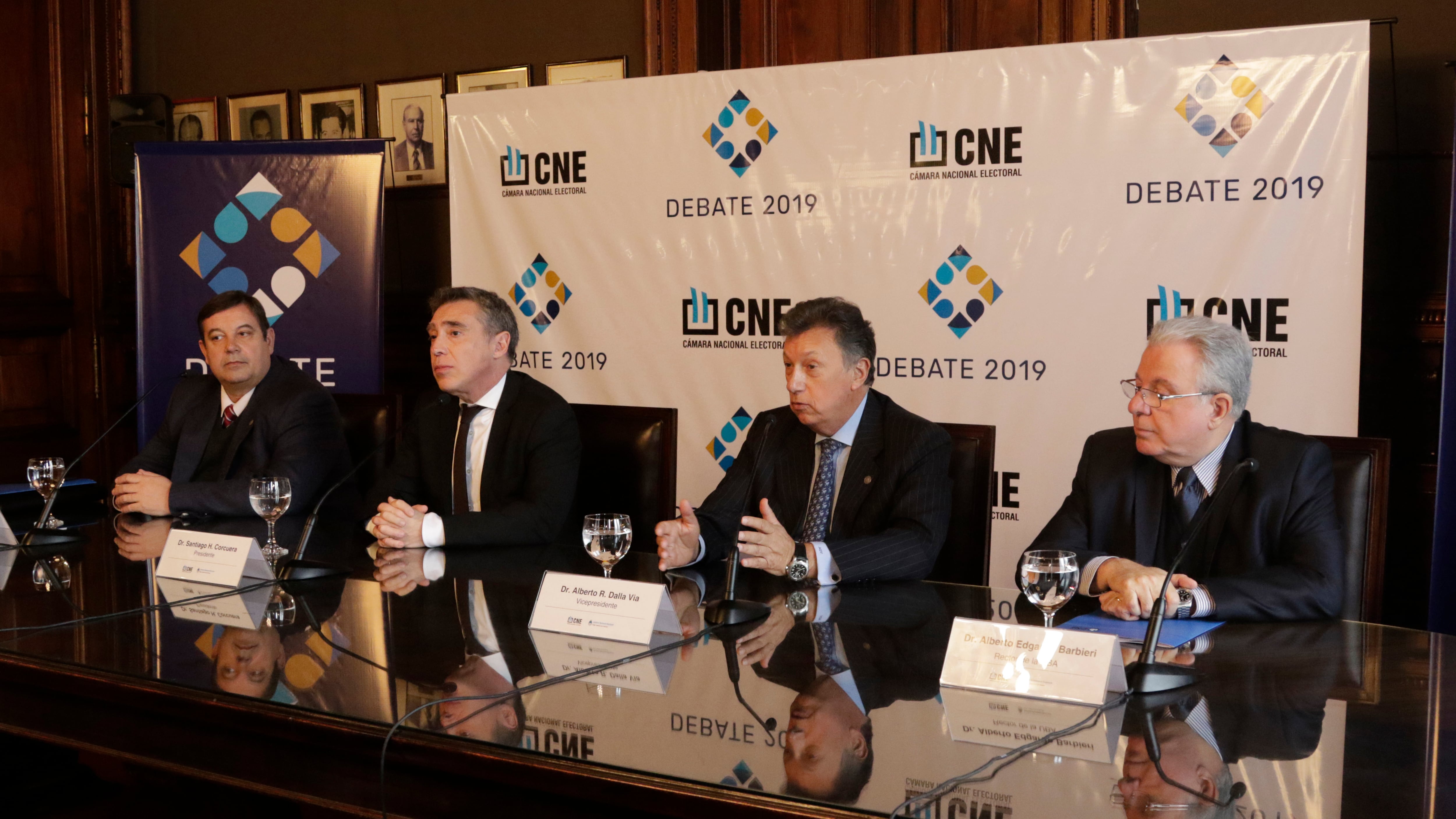 Los jueces de la Cámara Nacional Electoral junto a los rectores de la UBA y la UNL.