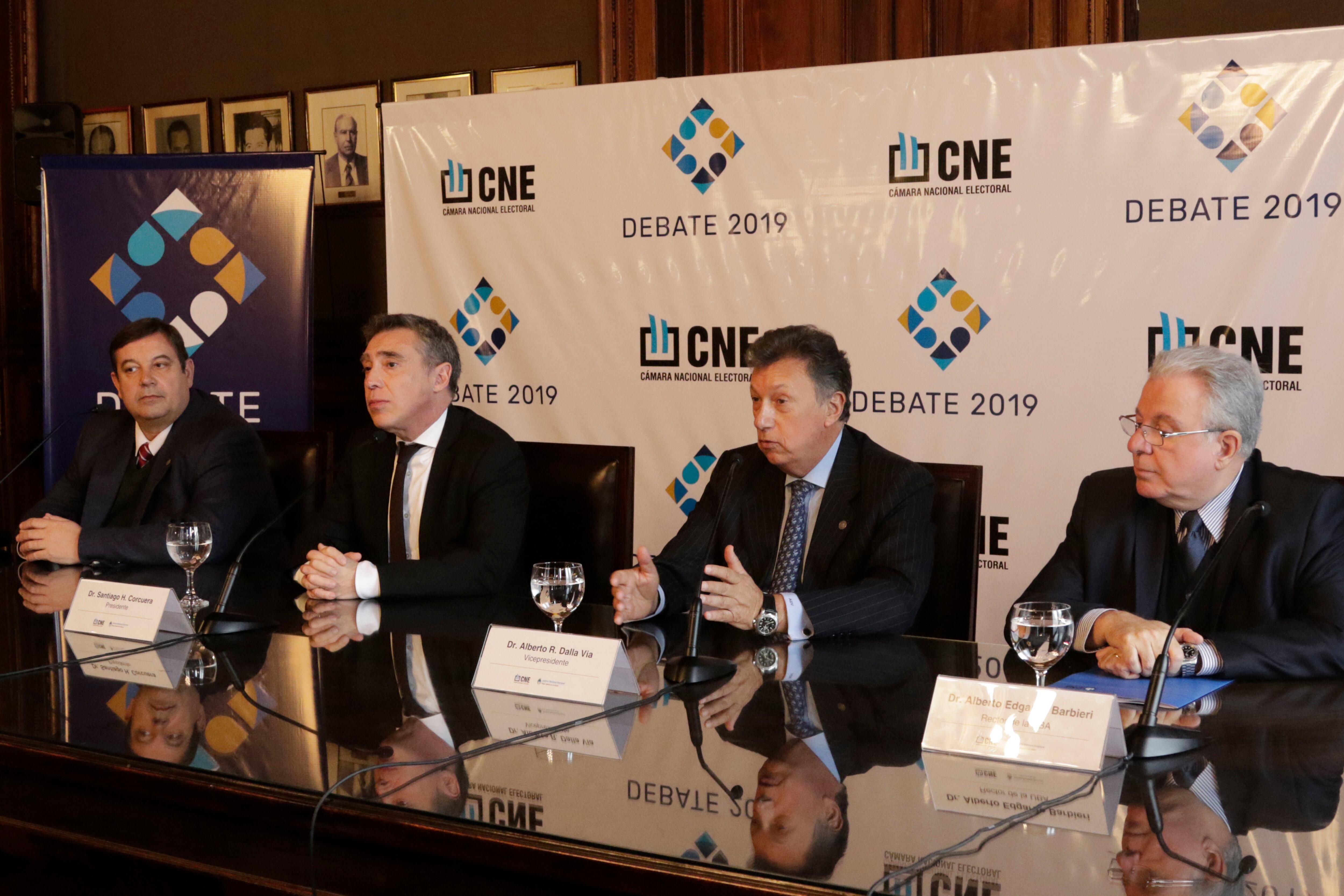 Los jueces de la Cámara Nacional Electoral junto a los rectores de la UBA y la UNL.