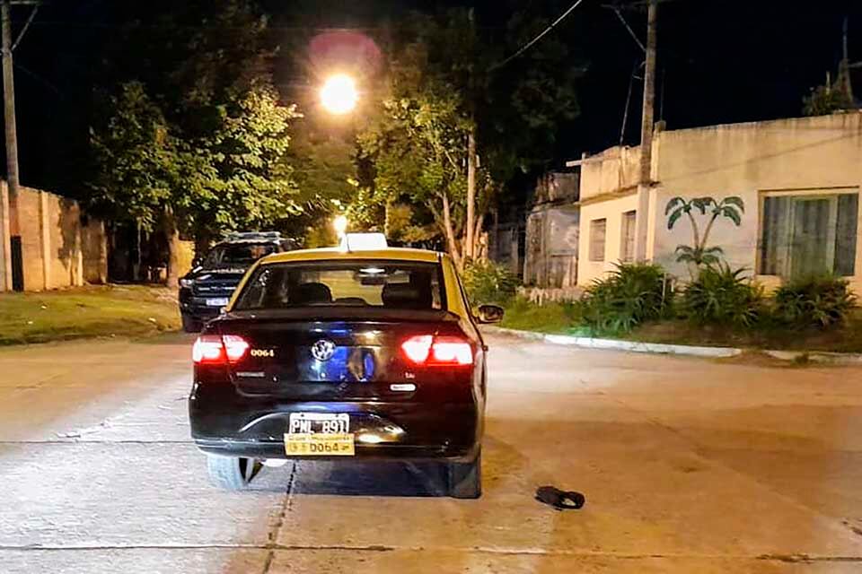 El auto del taxista baleado anoche cerca de las pilestas del Saladillo.