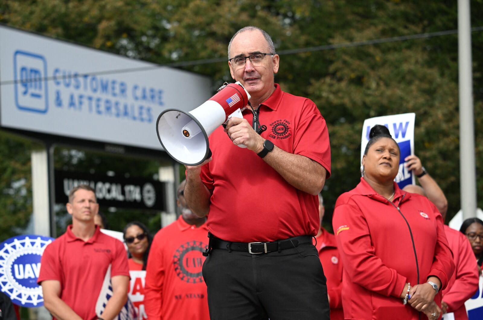 Shawn Fain, presidente de UAW, habla en un piquete en Michigan.