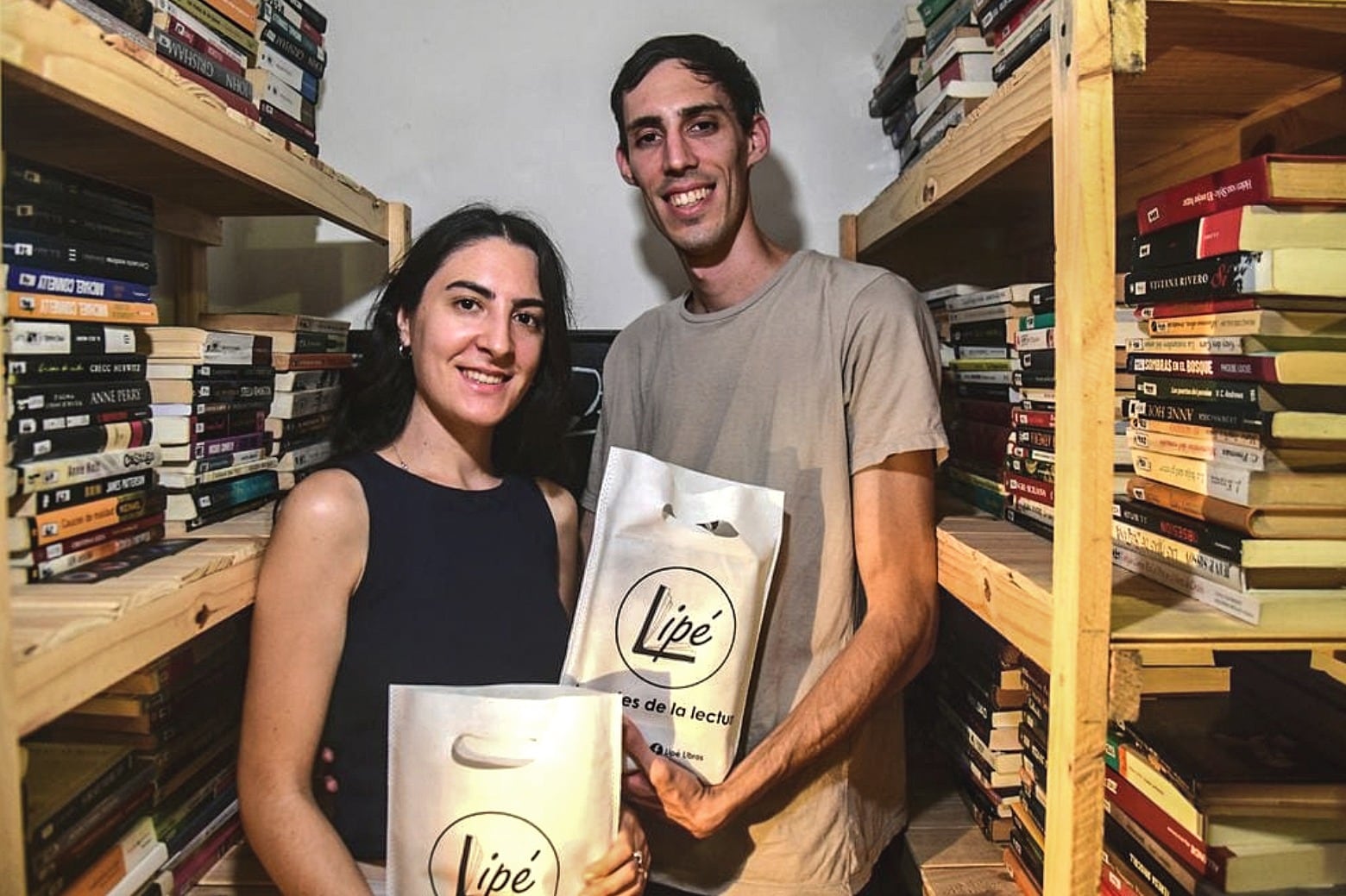 Agustina Chanquia y Agustín Saavedra, la pareja cordobesa que concibió esta suerte de "biblioteca ambulante". 