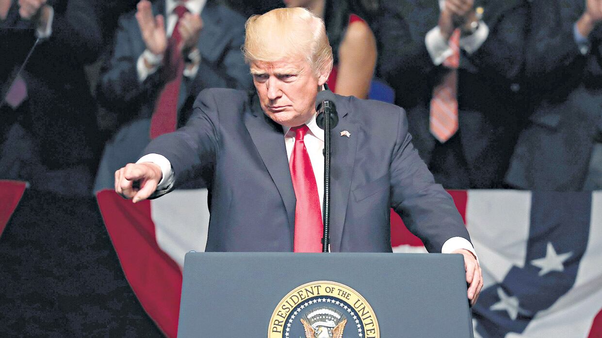 Trump explica su política hacia Cuba en el teatro Manuel Artime de Pequeña Habana, en Miami.