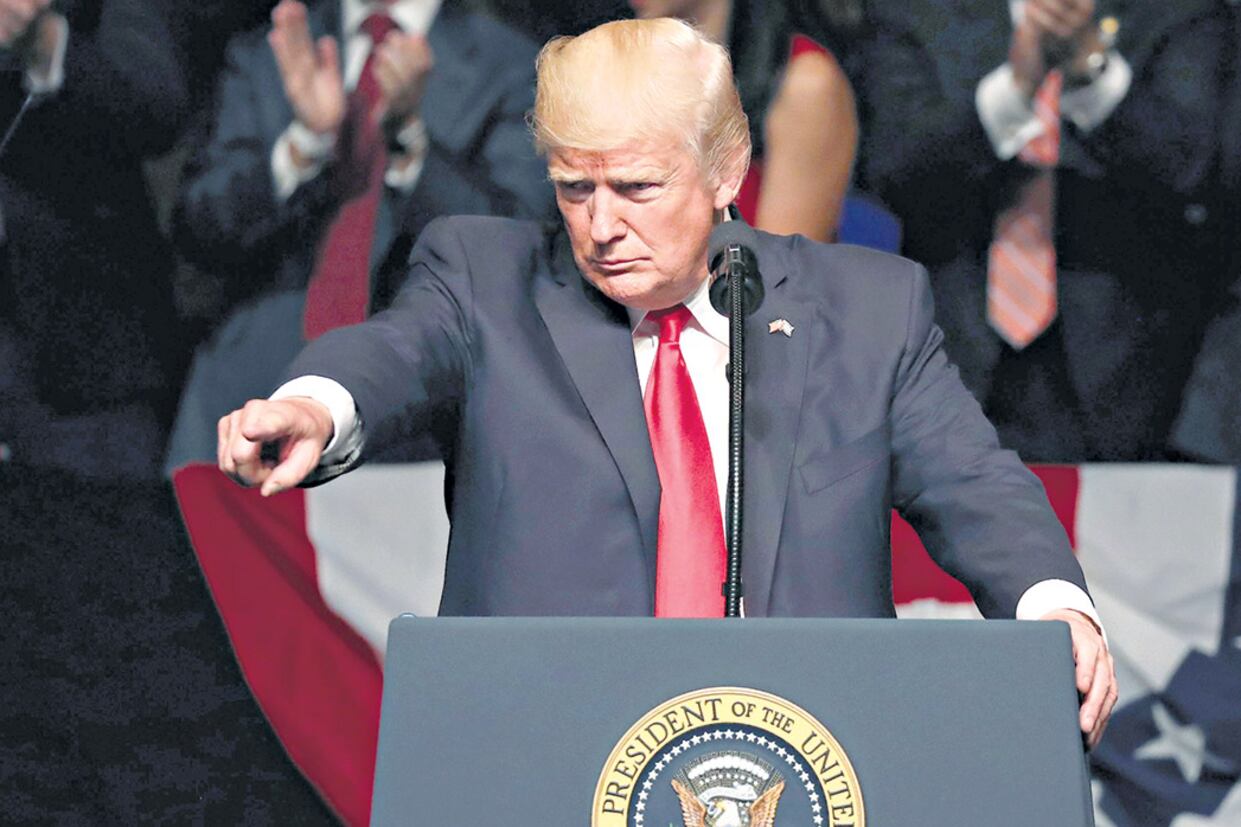 Trump explica su política hacia Cuba en el teatro Manuel Artime de Pequeña Habana, en Miami.