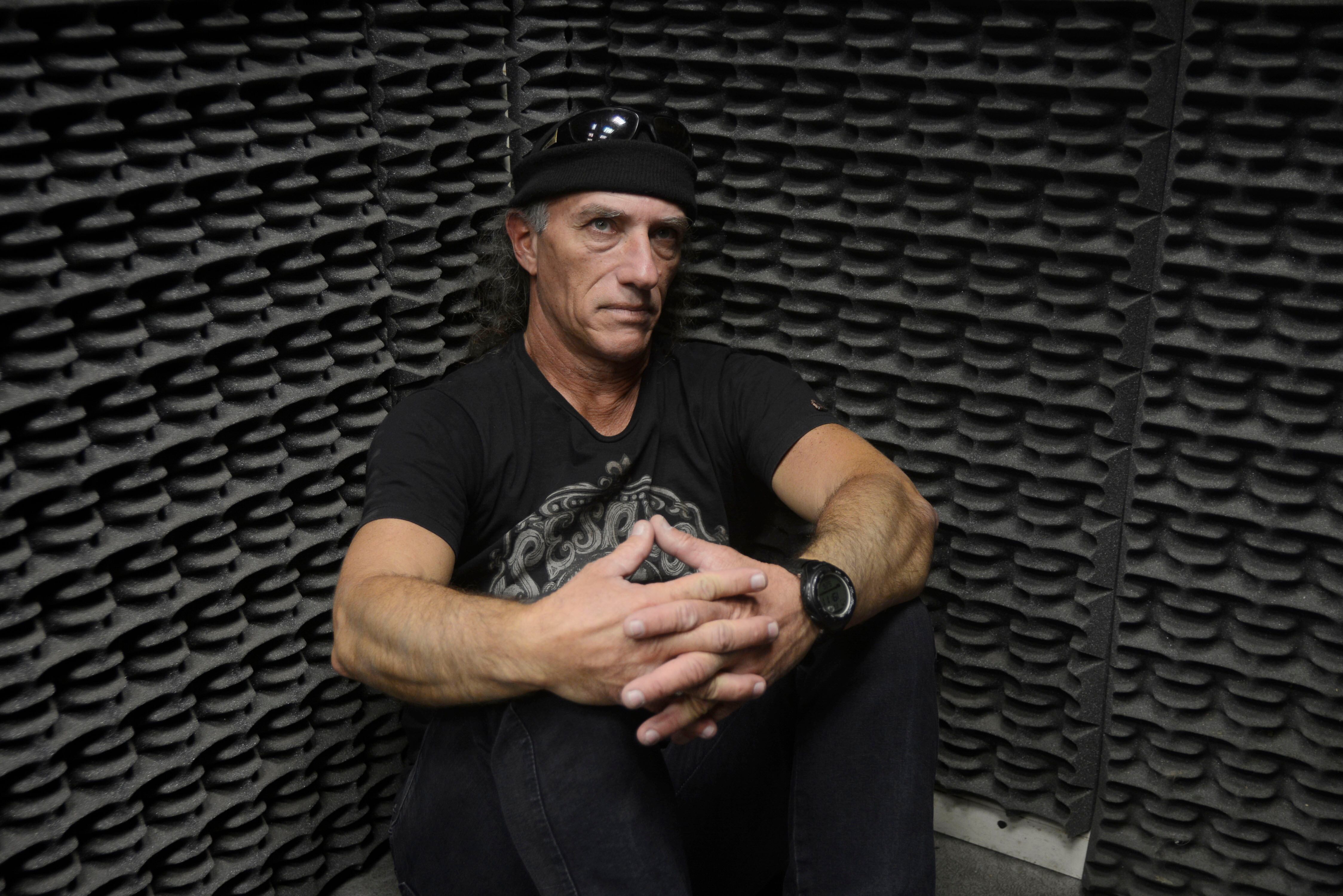 Marcelo Mogetta en el estudio de Lt8, emisora que hace diez años aloja a Un Tiro al Aire.