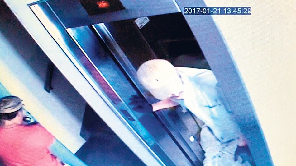 El momento en el que salen del ascensor.