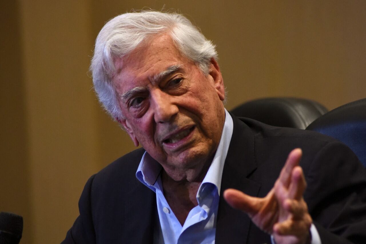 Vargas Llosa y sus apoyos a la derecha despiertan críticas en Francia. 