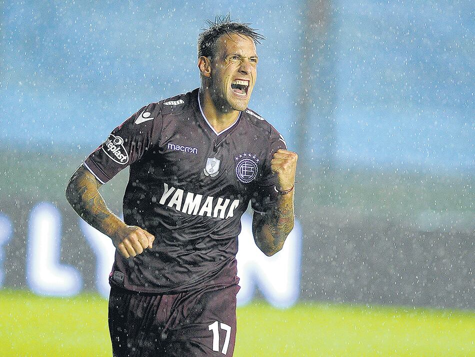 El Tanque Denis festeja la apertura del marcador en la cancha del Viaducto.