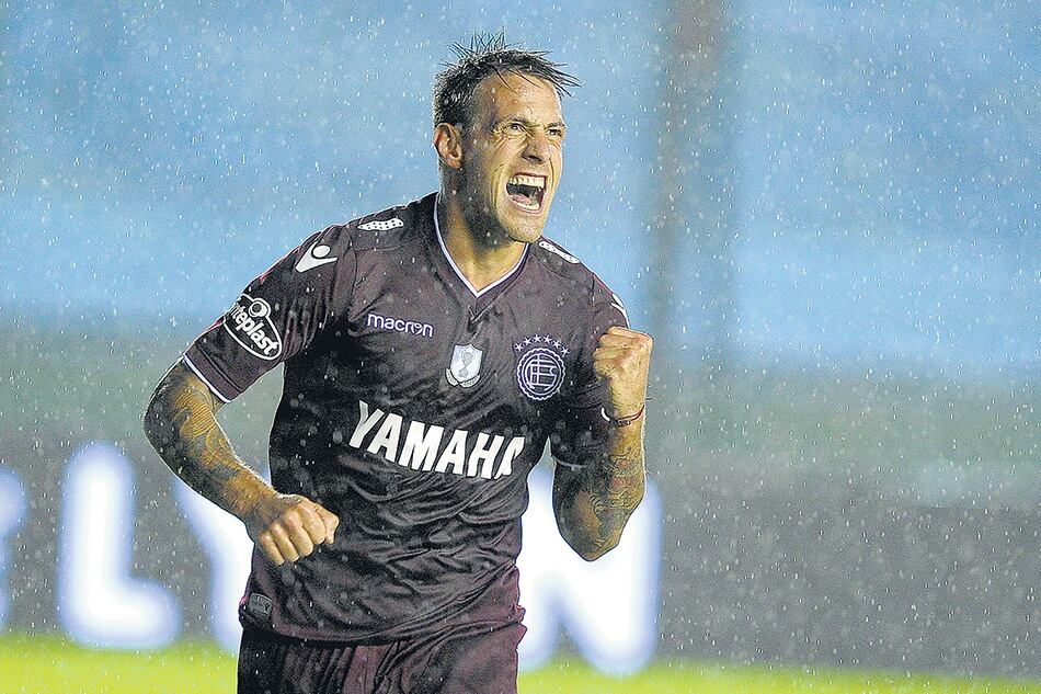 El Tanque Denis festeja la apertura del marcador en la cancha del Viaducto.