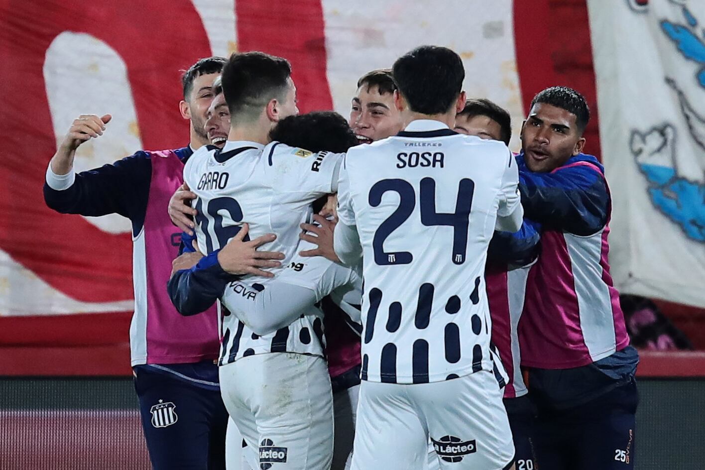 Los cordobeses se funden en un abrazo victorioso en un helado Ducó