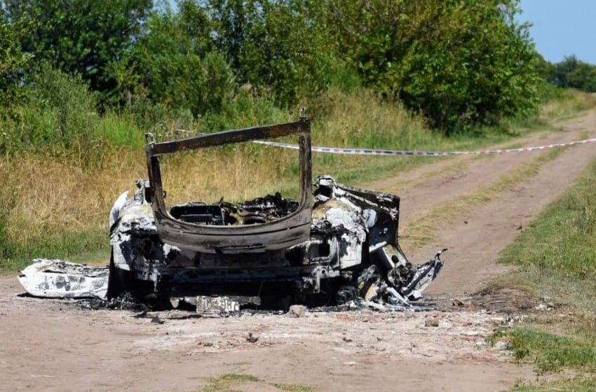 El auto calcinado, en el que se halló un cuerpo de mujer.
