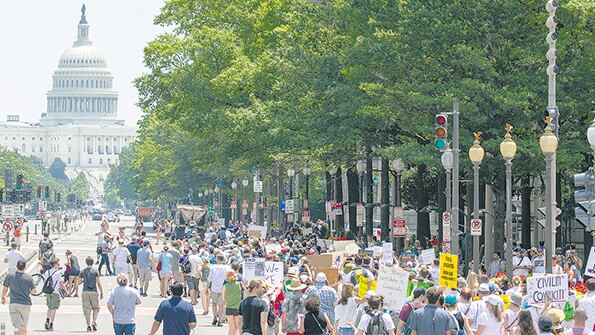 Miles de personas protestaron por la política migratoria de Trump.