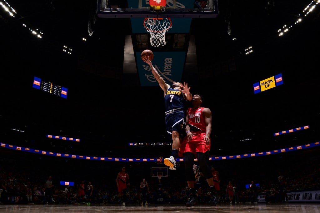 Campazzo la deposita para el doble tras un robo y contraataque. Dennis Smith Jr. lo observa