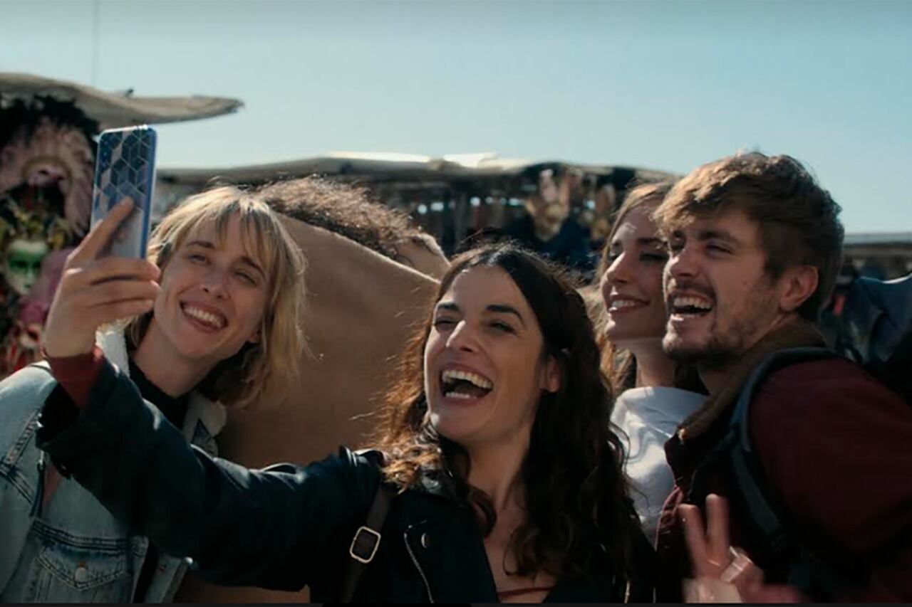 De la Iglesia vuelve a combinar comedia y terror.