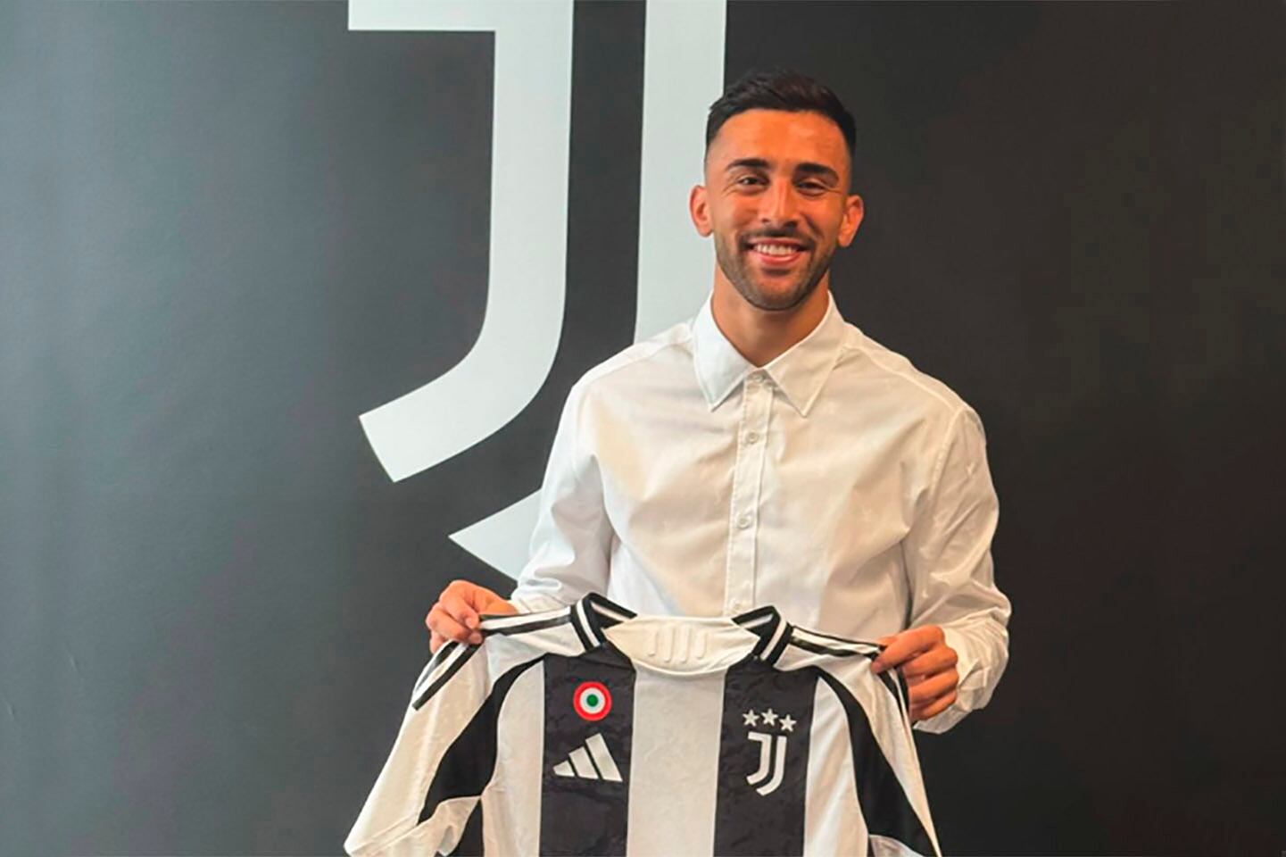 Nico González posa con la camiseta de la Juve.
