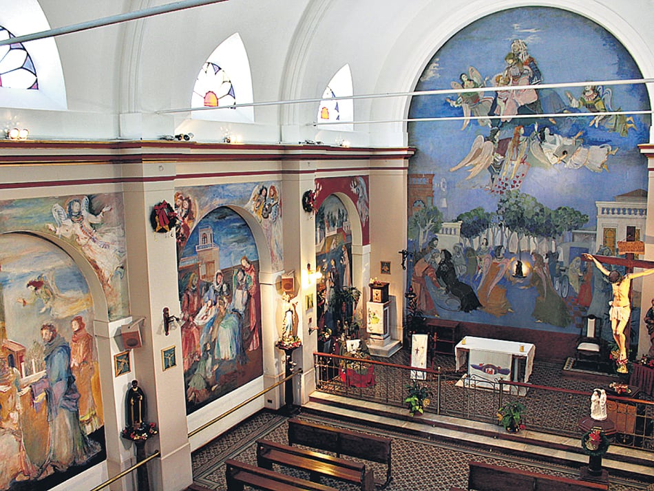 Una vista del interior de la capilla Santa Ana y los frescos de Soldi.