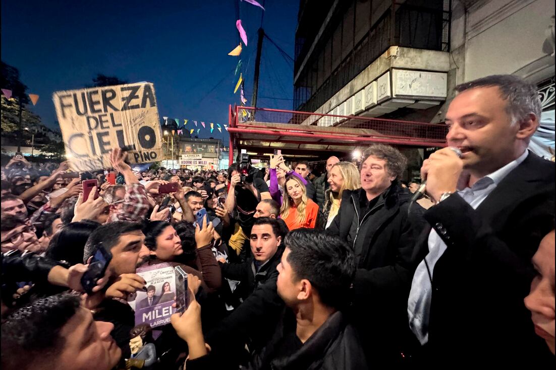 Milei acompañó a su vocero y candidato a legislador porteño, Manuel Adorni