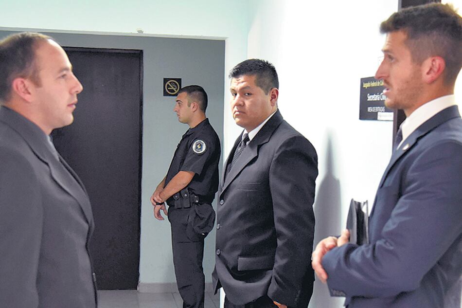 Juan Viana, a la izquierda, y Humberto Vilte, en el centro. A la derecha, el abogado de la Armada.