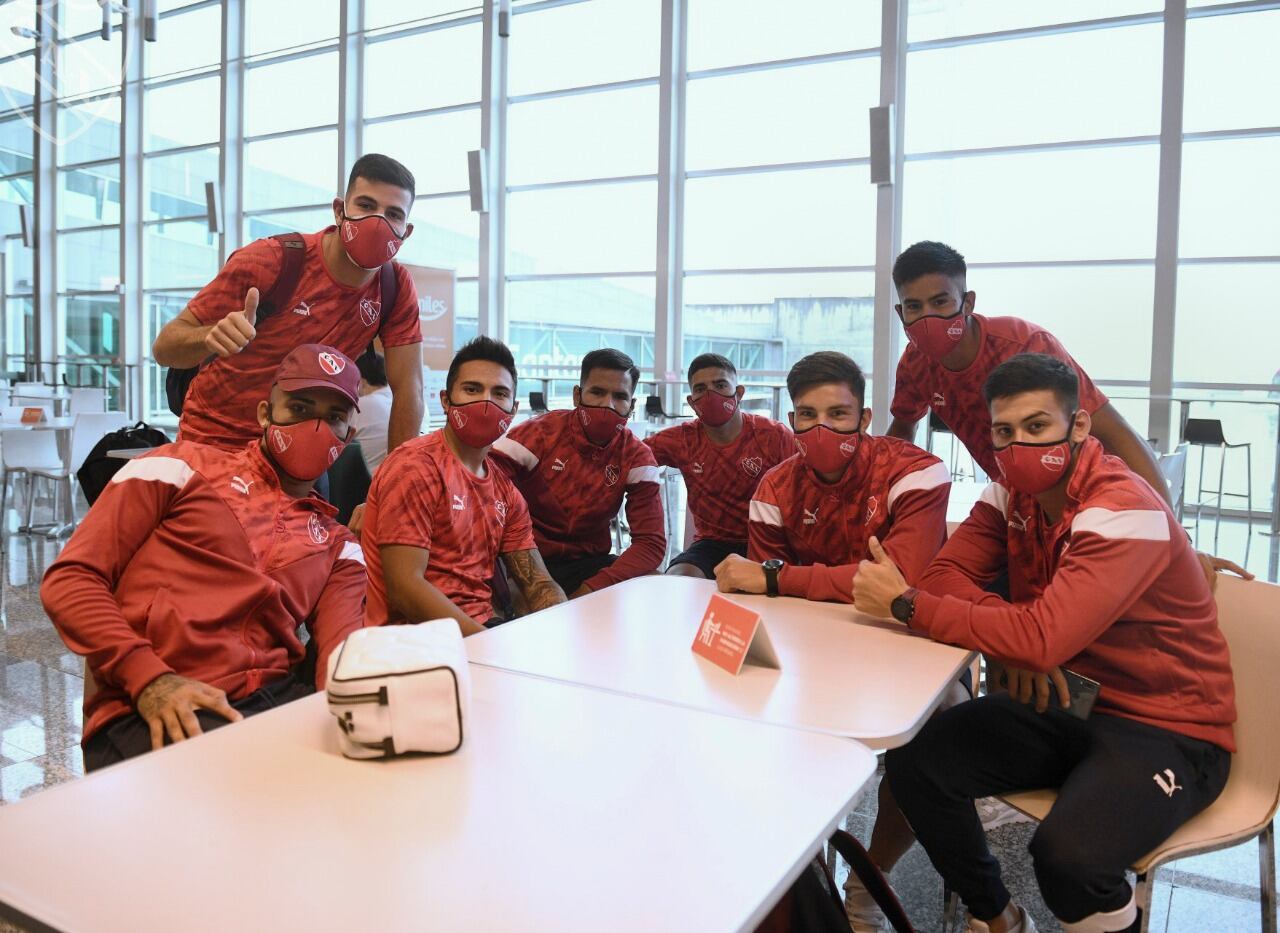 El plantel de Independiente, antes de subirse al avión rumbo a Bahía.