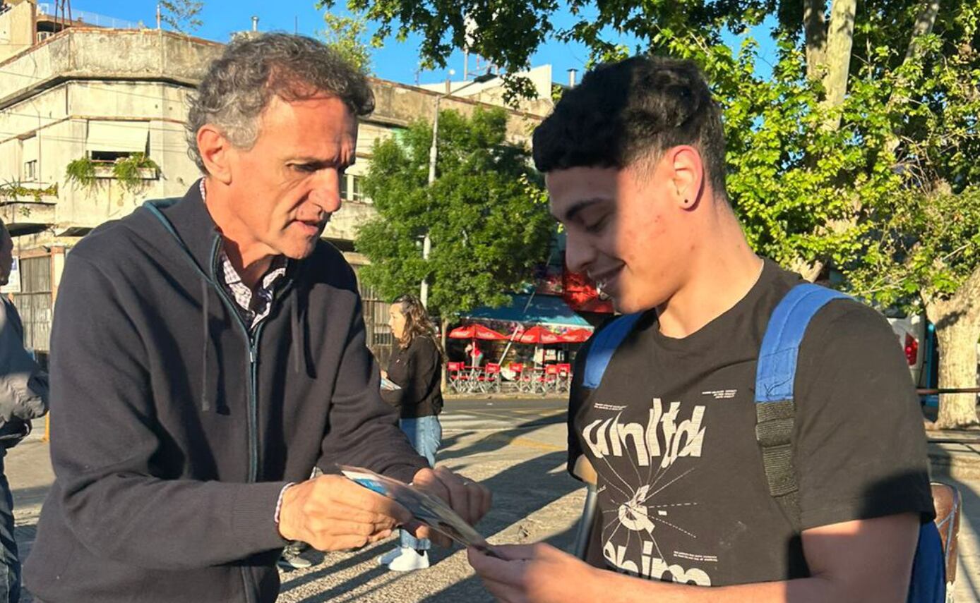 Gabriel Katopodis fue interrumpido por efectivos de la Policía Federal mientras relizaba una actividad de campaña