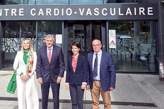 Tulia Snopek y su pareja, Gerardo Morales, en el centro cardiovascular del Hospital Central de Poitiers (HCP).
