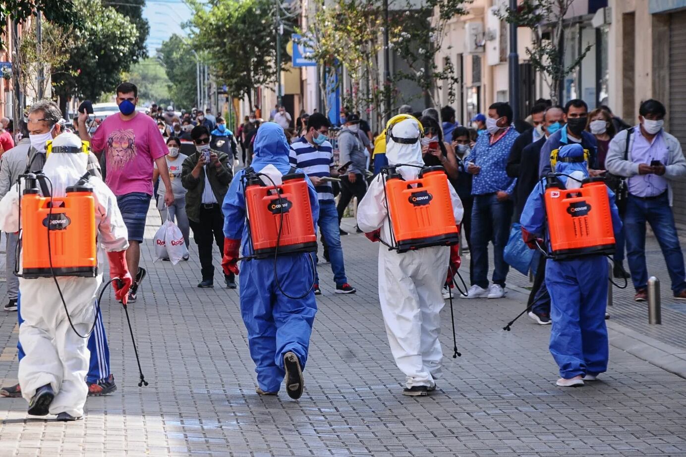 En Catamarca fumigan las calles antes de la reapertura de bares y hoteles.