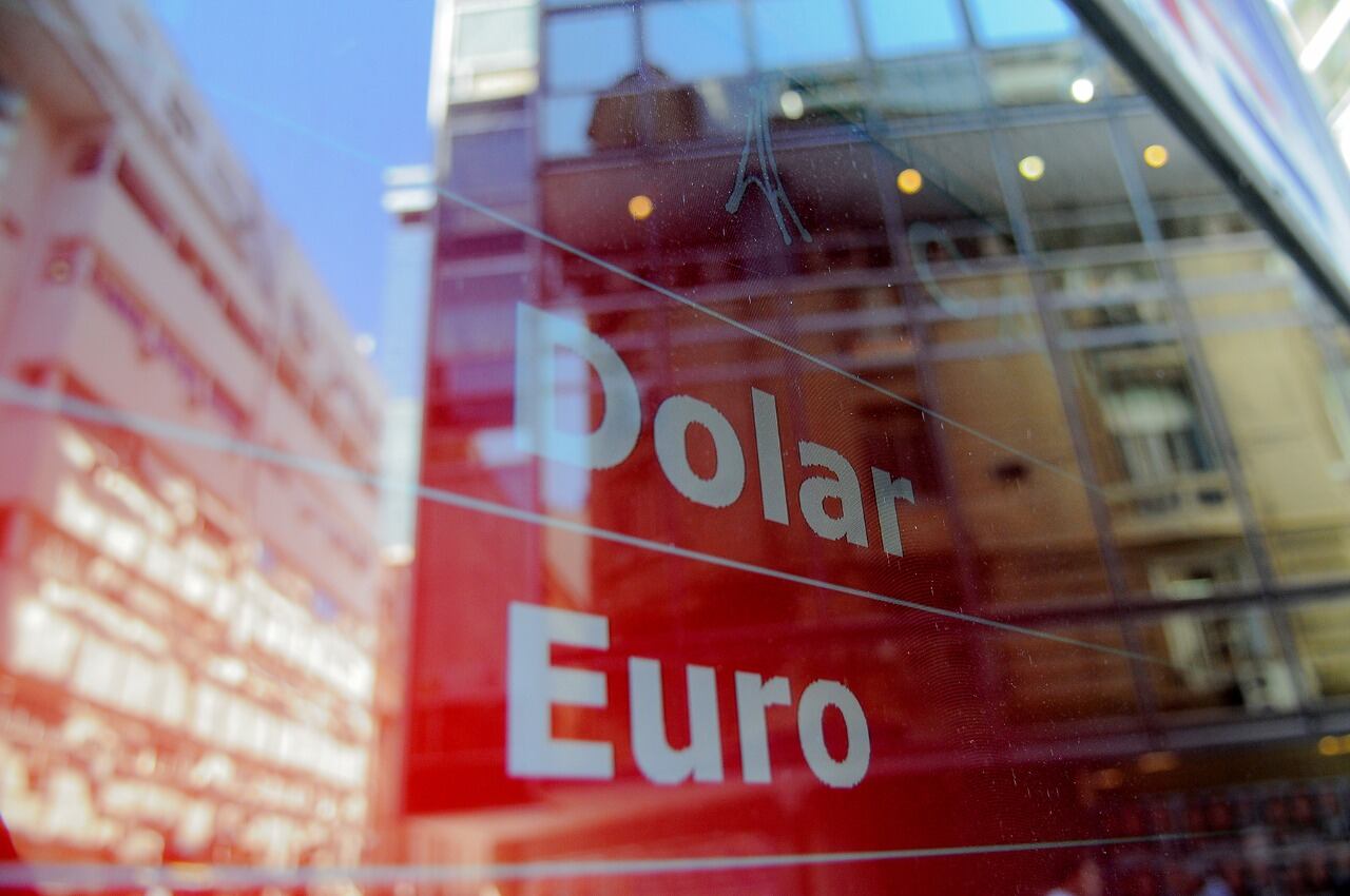 El dólar mayorista cerró a 94,69 pesos, un 1,25 por ciento por arriba deprincipios de mes.