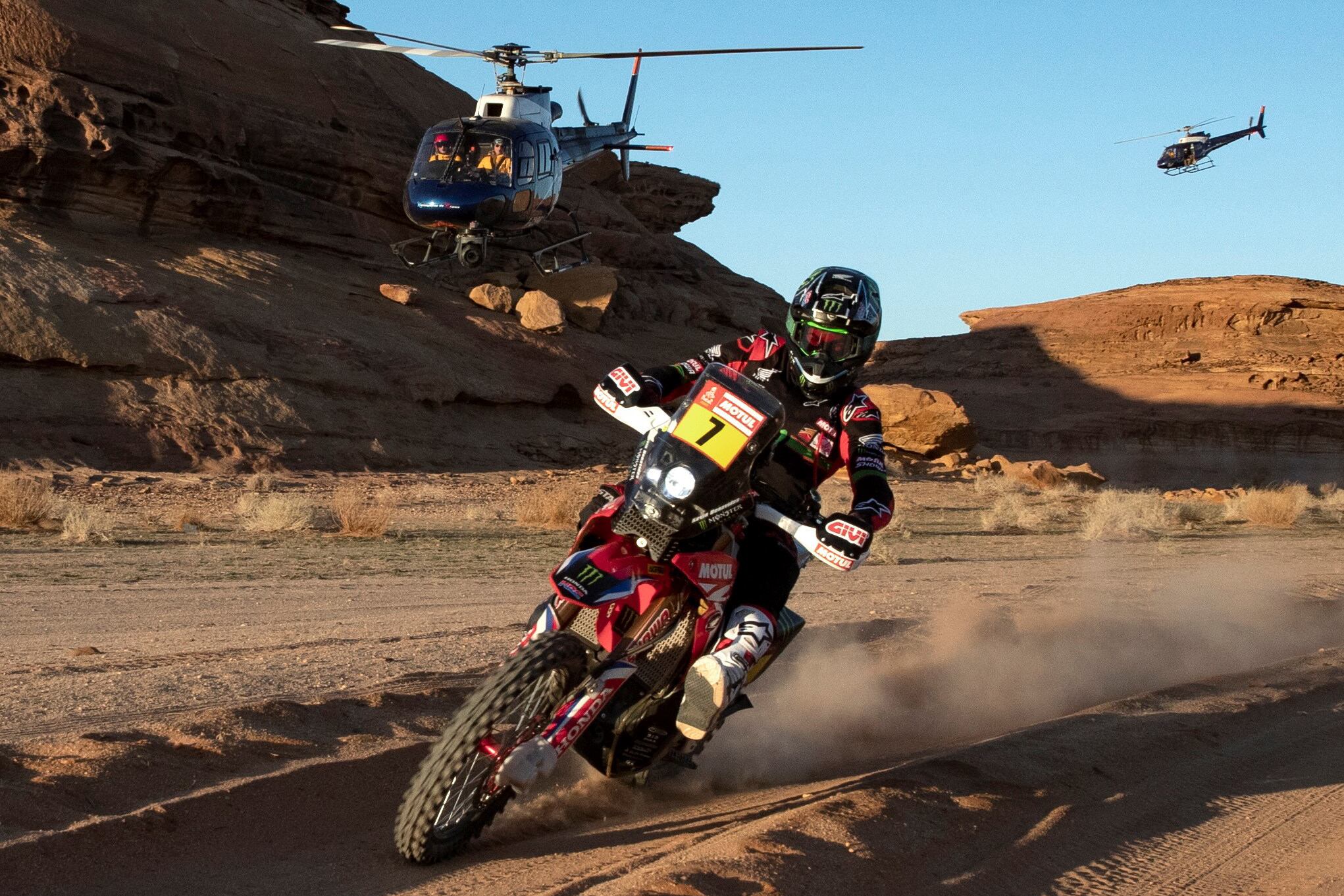 Kevin Benavides y su Honda, por los senderos polvorientos de Arabia Saudí.