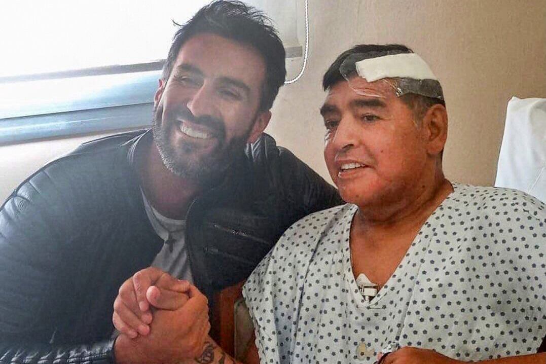 La última imagen de Maradona con vida, junto a Leopoldo Luque, luego de ser operado. 