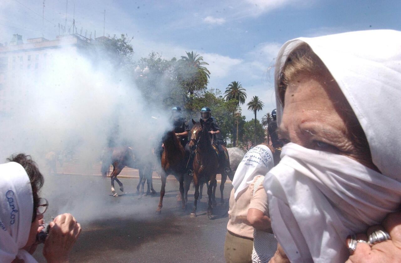 Las Madres fueron reprimidas con gases y se enfrentaron a la policía montada