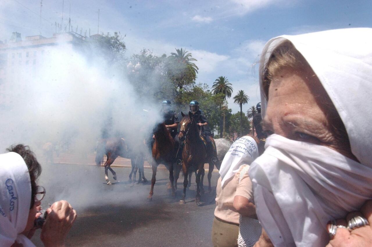 Las Madres fueron reprimidas con gases y se enfrentaron a la policía montada