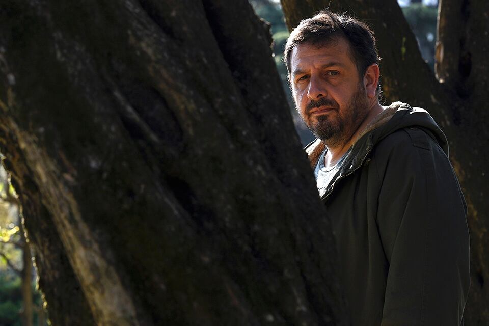 Marcelo Britos enlaza la memoria biográfica del individuo con los tiempos más amplios de la historia colectiva.