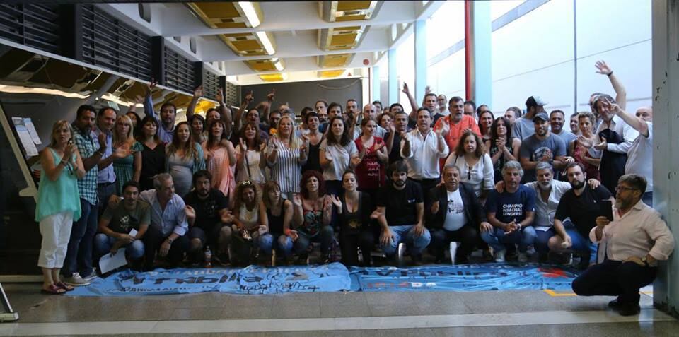 Los trabajadores del noticiero, que hoy salen al aire pese a los recortes.