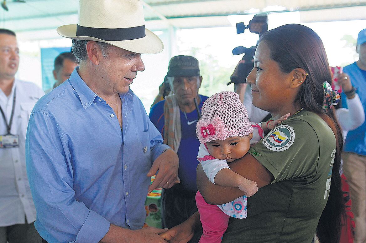 El presidente Santos habla con una guerrillera durante su visita a una zona veredal.