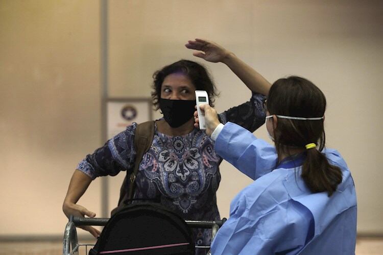 Controles sanitarios en el aeropuerto de Río de Janeiro.