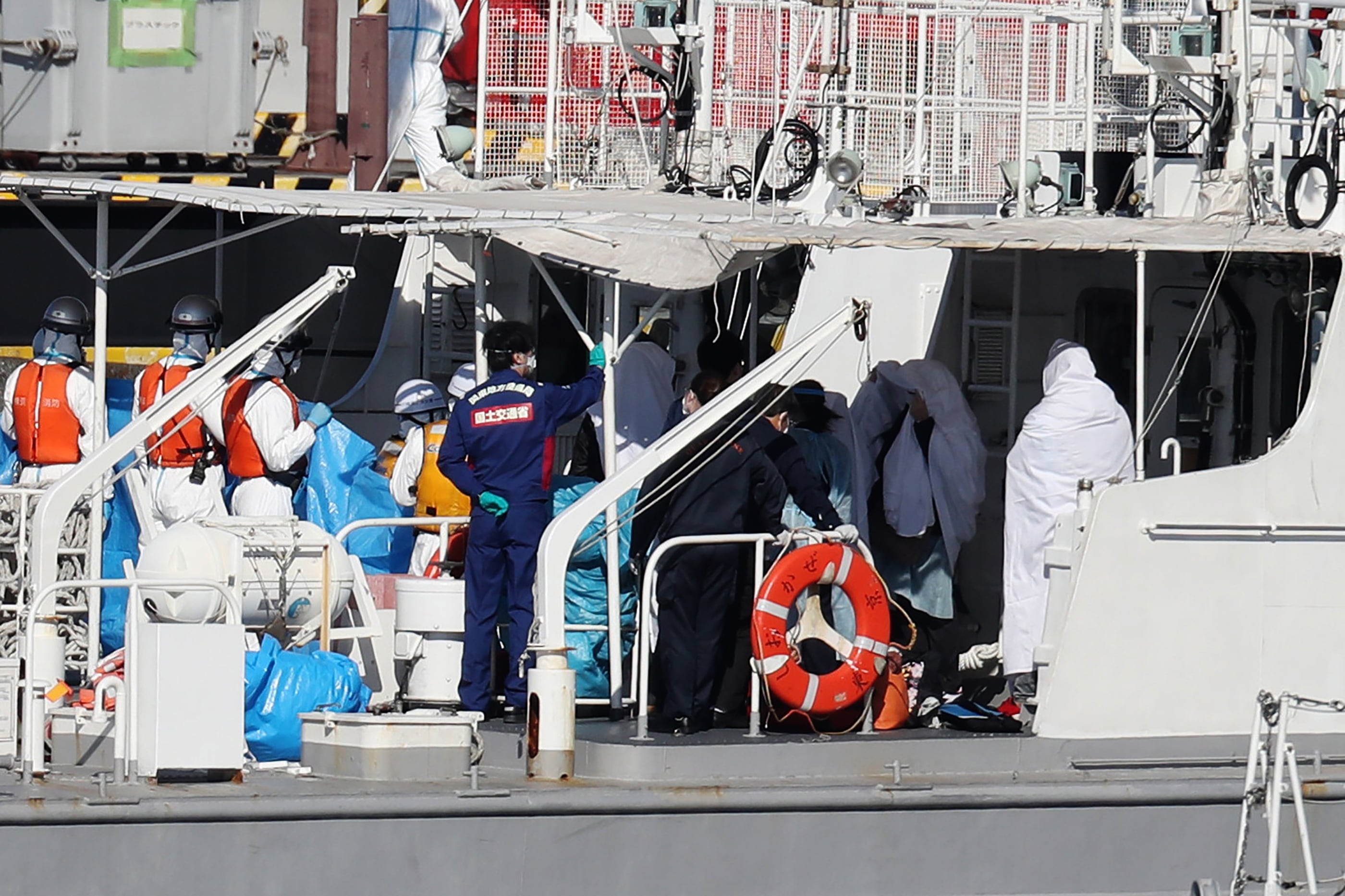El crucero Diamond Princess fue puesto en cuarentena en Japón luego de que se detectara que al menos 10 tripulantes tienen coronavirus.