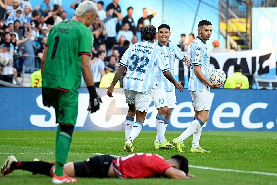 Sobre el césped, Salcedo lamenta el gol en contra que le dio el triunfo a Racing