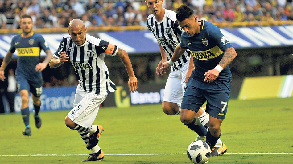 Guiñazú y Pavón disputan la pelota. Fueron las figuras del partido más atractivo de la fecha.