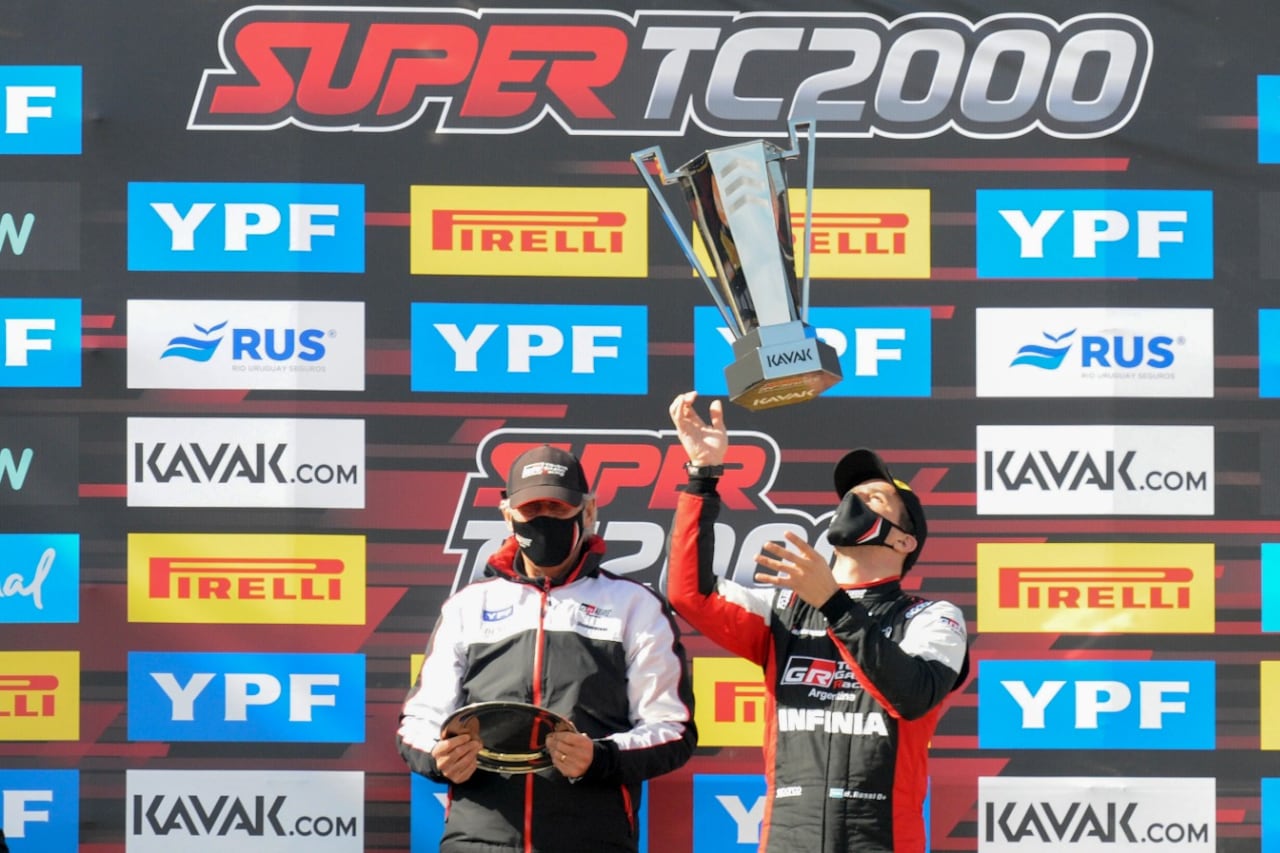 Rossi festeja en el podio de La Pampa.